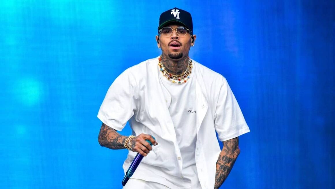 Chris Brown Ties for Second-Most No. 1s on R&B/Hip-Hop Airplay Chart With Lil Wayne