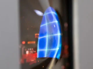 Samsung Displays stretchable screen creates a 3D effect by protruding forward from the center