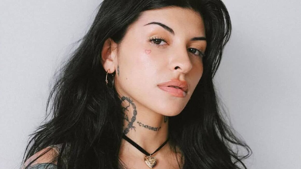 Cazzu — Con Otra Lyrics