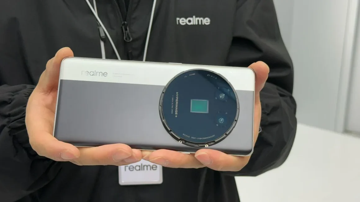 RealMe Unveils a Phone That Turns Into a Professional Camera