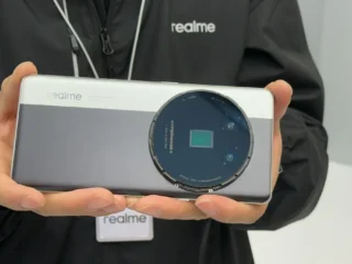 RealMe Unveils a Phone That Turns Into a Professional Camera