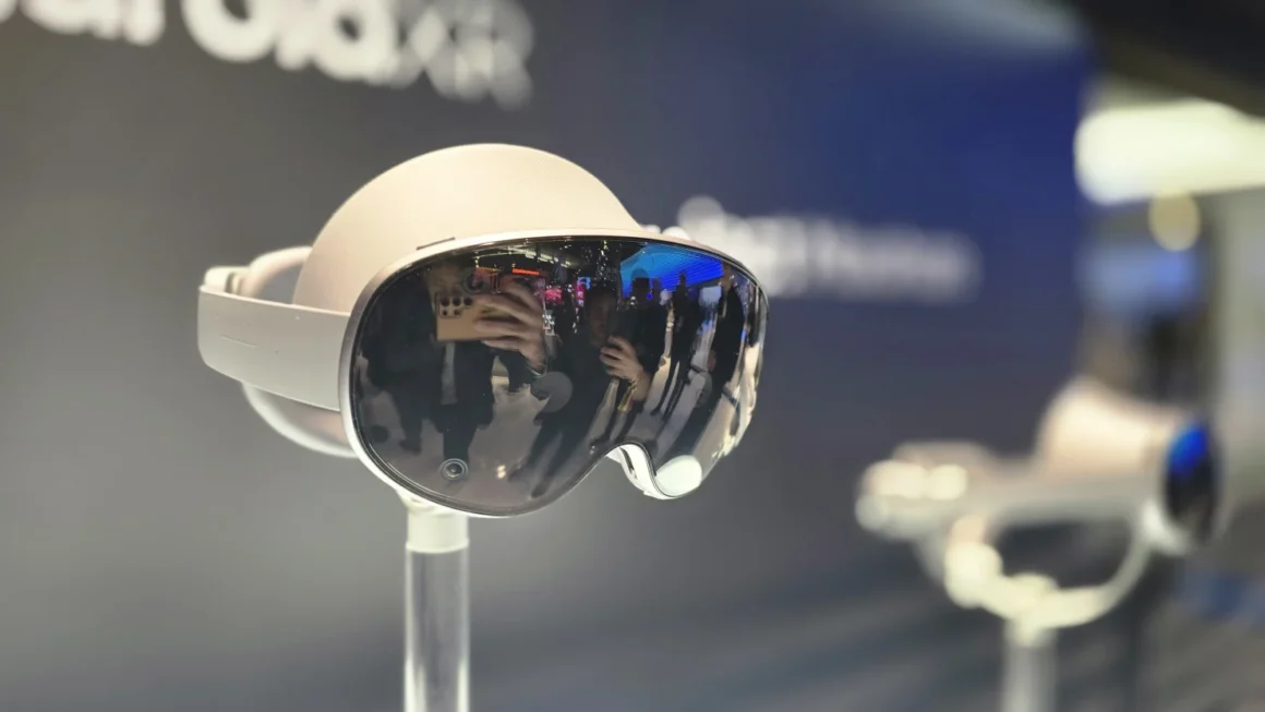 Samsung Teases Apple Vision Pro Competitor ‘Project Moohan’ at MWC 2025