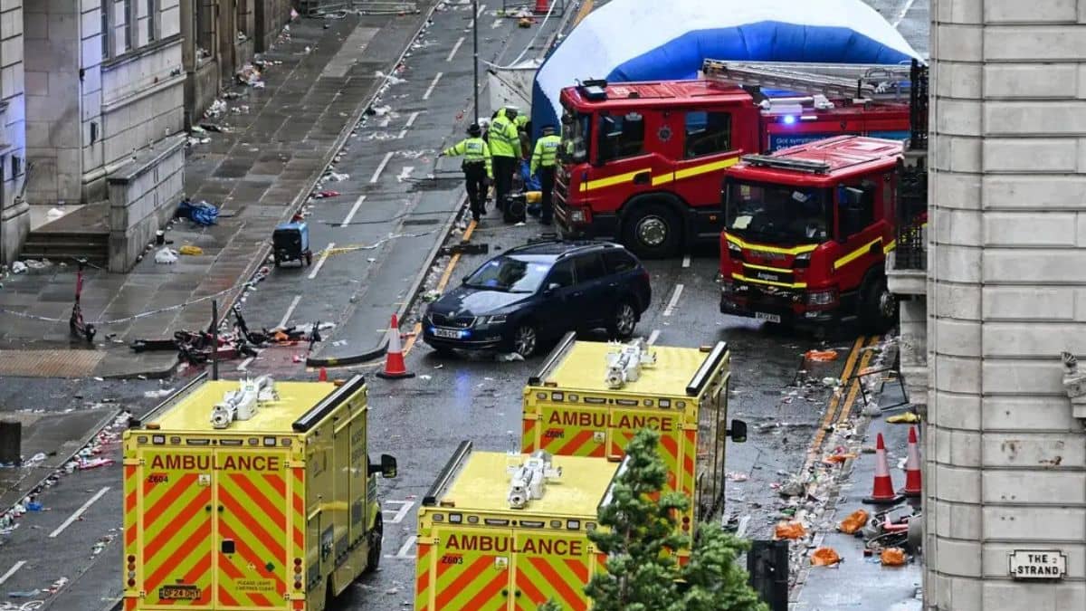 Car Crashes Into Crowd at Liverpool FC Celebration