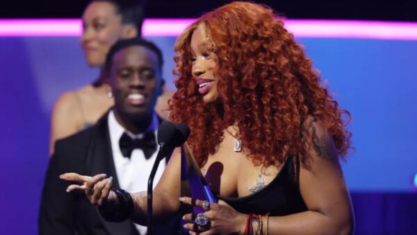 SZA onstage at the 2025 American Music Awards Kai Cenat in The Background