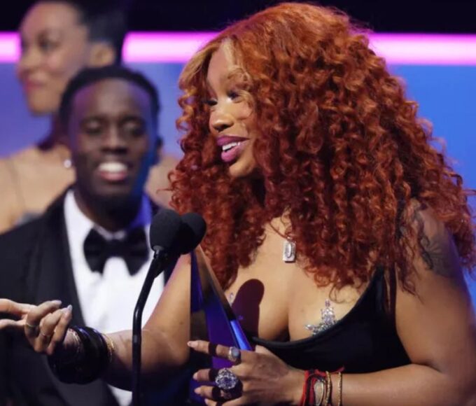 SZA onstage at the 2025 American Music Awards Kai Cenat in The Background