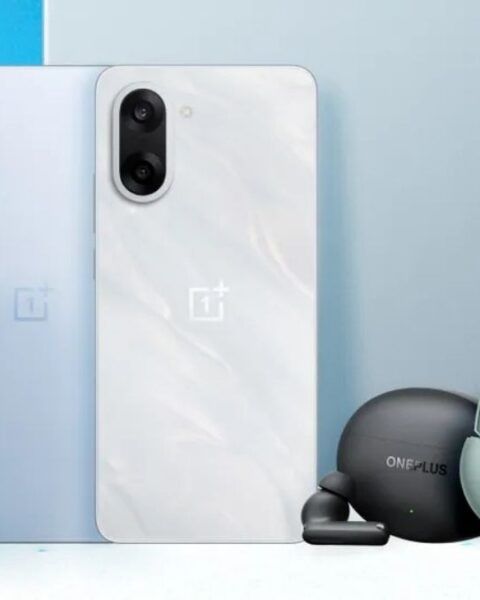 The OnePlus Nord 5 (left) and OnePlus Nord CE5 (right)