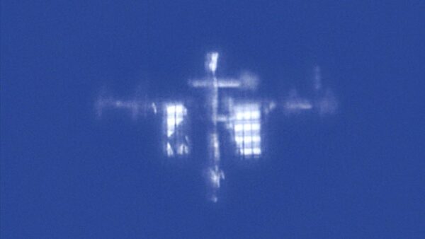This Sharp Photo of the Fast-Moving ISS Blew Everyone’s Mind