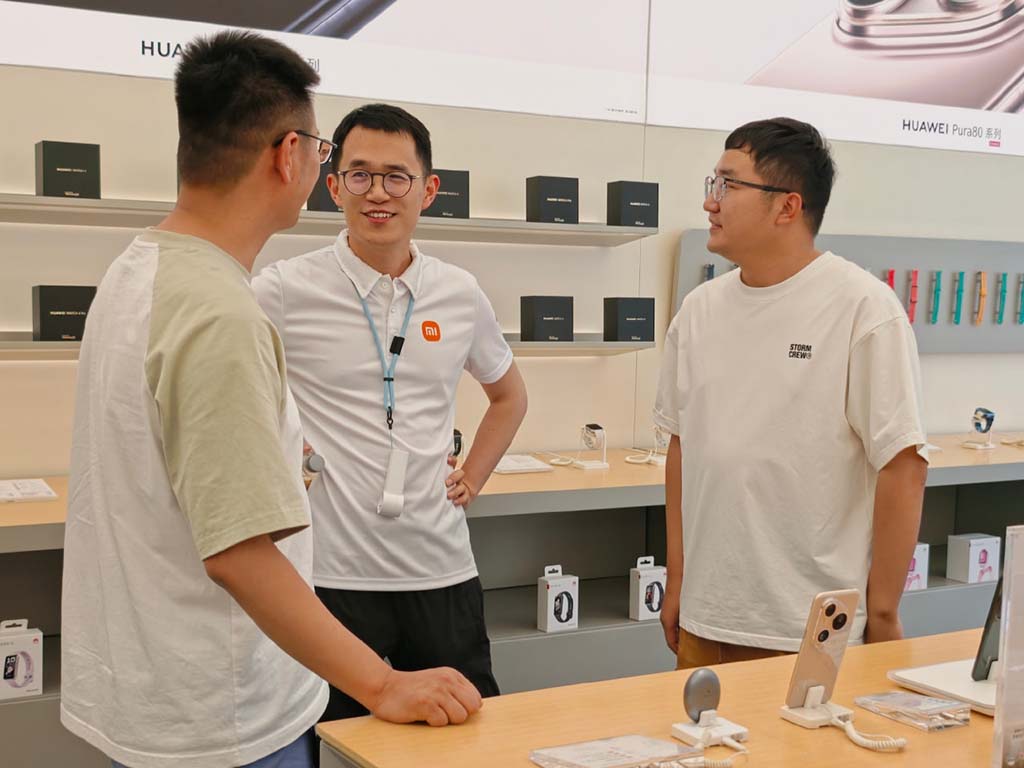 Xiaomi chief enters the Huawei smartphone store to check the Pura 80