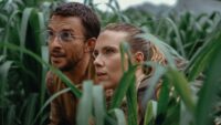 Jonathan Bailey and Scarlett Johansson in "Jurassic World Rebirth"