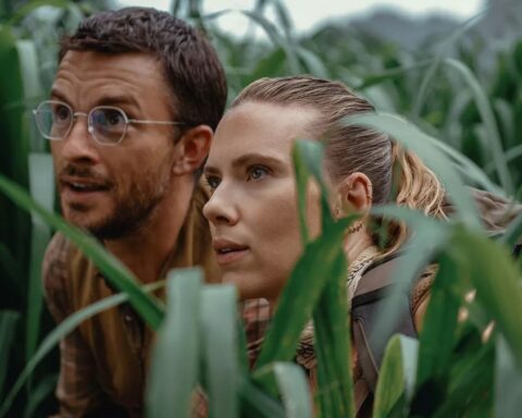Jonathan Bailey and Scarlett Johansson in "Jurassic World Rebirth"