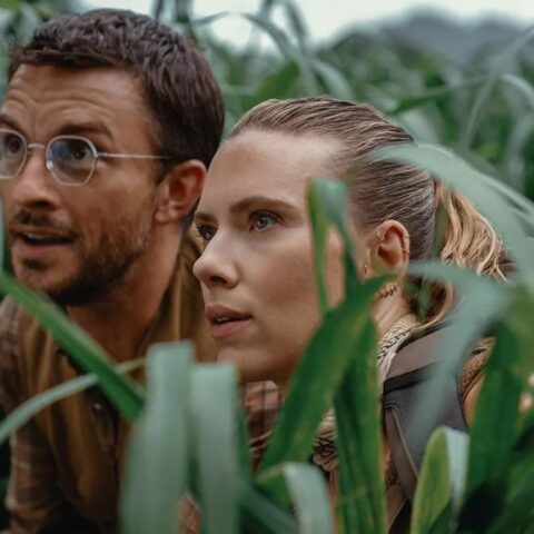 Jonathan Bailey and Scarlett Johansson in "Jurassic World Rebirth"