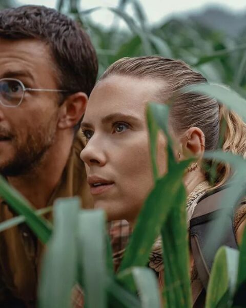 Jonathan Bailey and Scarlett Johansson in "Jurassic World Rebirth"