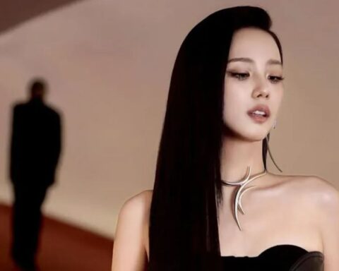 JISOO (Eyes Closed Cover)