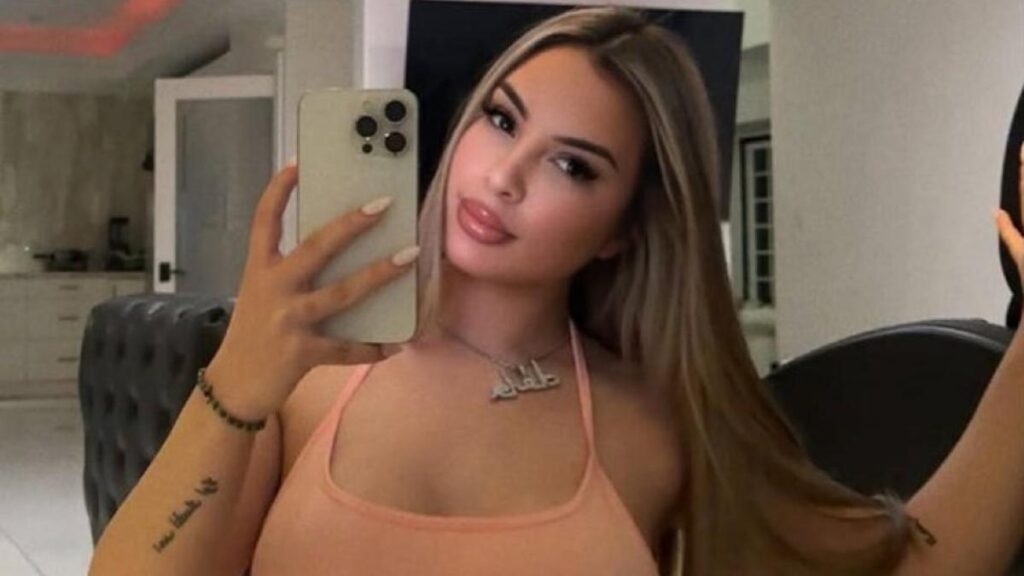 Rising Latin Singer DELAROSA