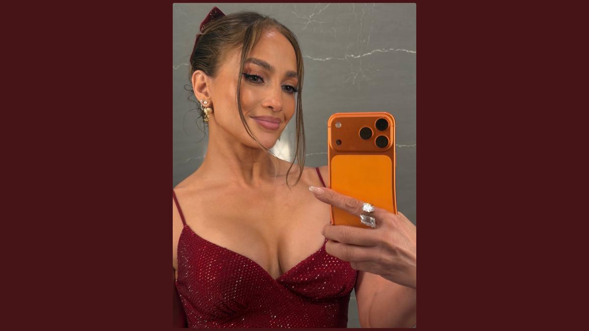 Jennifer Lopez Christmas Selfie 2025