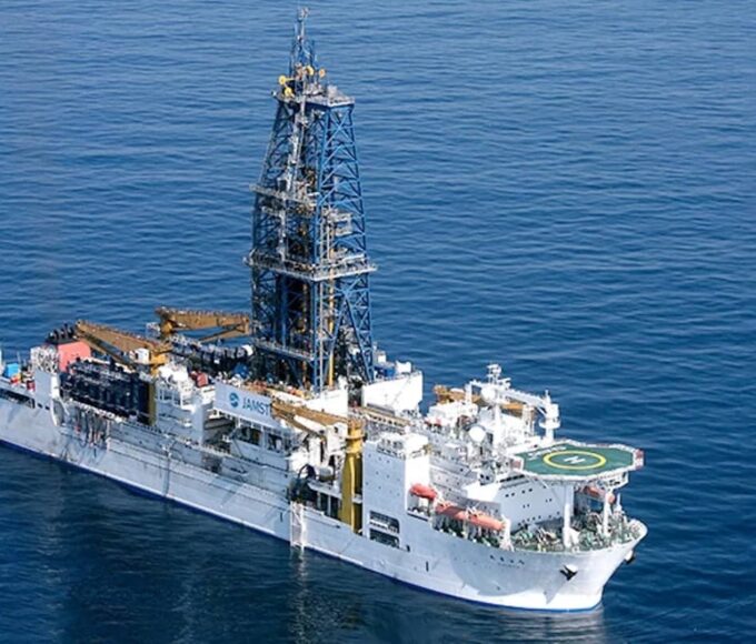 Japans Chikyu mining vessel