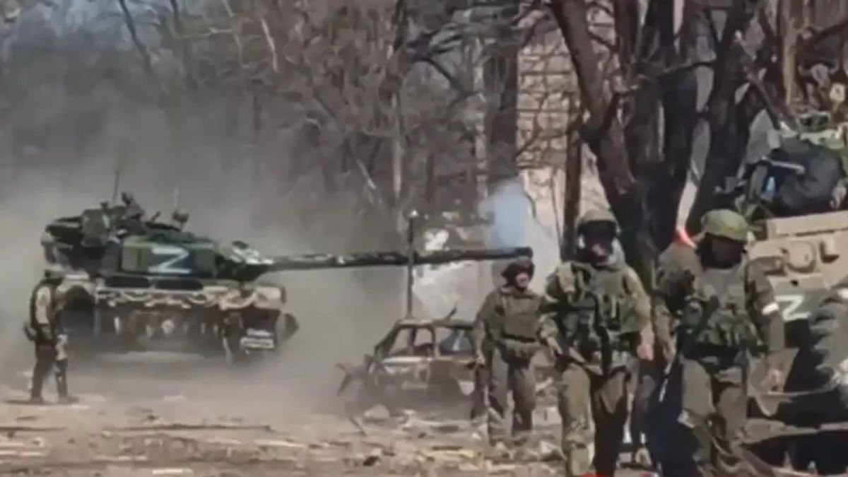 Russian tank firing at Ukrainian positions during the Battle of Mariupol
