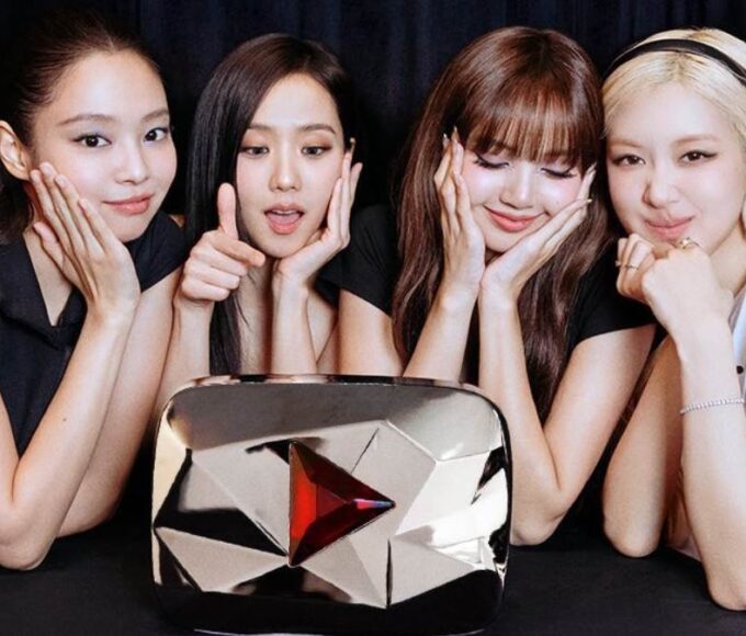 BLACKPINK with their Red Diamond Creator Award for surpassing 100 million subscribers on YouTube.