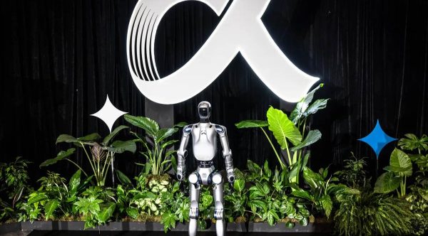 A humanoid robot by Honor Device Co. in Barcelona.